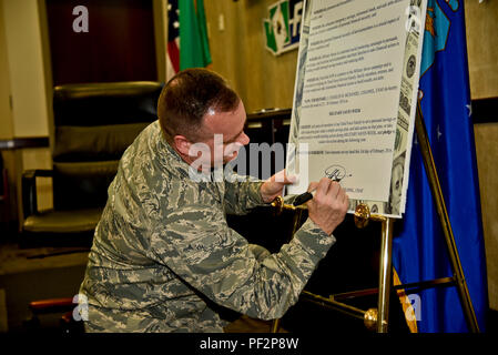 Le colonel Brian McDaniel, 92e Escadre de ravitaillement en vol, signe la proclamation de la semaine Militaire enregistre 3 février 2016, à Fairchild Air Force Base, dans l'Armée enregistre Semaine est une occasion annuelle tenue en février pour les installations et les organisations à promouvoir de bonnes habitudes d'épargne et d'une occasion pour les militaires et leurs familles afin d'évaluer leur propre état d'économie. Banque D'Images