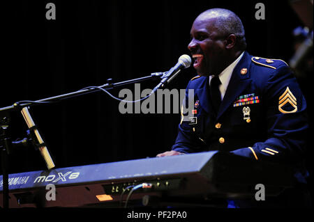 Le sergent d'état-major Miguel Davis, un membre du groupe Shore Groove, Training and doctrine Command de l'armée américaine, joue pendant le mois de l'histoire des Noirs à la base interarmées Langley-Eustis, Fort Eustis, en Virginie. Le répertoire du groupe comprenait des œuvres des musiciens afro-américains Stevie Wonder et Nat King Cole. L'événement a mis en lumière les contributions musicales, le patrimoine culturel et le rôle des Afro-Américains dans l'histoire de l'armée américaine, en promouvant l'éducation, la sensibilisation et la reconnaissance de diverses réalisations par le biais de spectacles organisés et de l'engagement de la communauté militaire. Banque D'Images