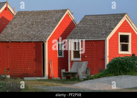 Chaise en bois en arrière de cabines rouges à Peggy's Cove (Nouvelle-Écosse) le 16 juillet 2018 Banque D'Images