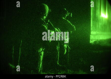 Raiders marines à partir de la Compagnie F, 2d Marine Raider bataillon, a mené une simulation de nation partenaire de travail sur un raid de nuit au cours d'un exercice collectif de l'entreprise à Fort Jackson, L.C., le 28 février 2016. Banque D'Images