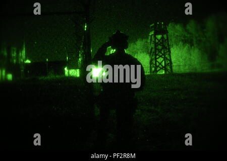 Raiders marines à partir de la Compagnie F, 2d Marine Raider bataillon, a mené une simulation de nation partenaire de travail sur un raid de nuit au cours d'un exercice collectif de l'entreprise à Fort Jackson, L.C., le 28 février 2016. Banque D'Images