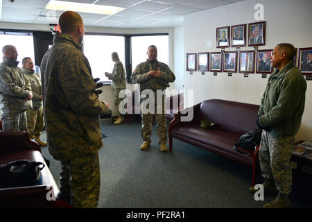 Un instructeur UH-60 Black Hawk de la 34th combat Aviation Brigade de la Garde nationale du Minnesota mène une formation aéronautique et sert de défenseur des victimes de l'unité. Le rôle soutient le personnel militaire et les familles, en mettant l'accent sur la sécurité, la préparation et le service communautaire. Le UH-60 Black Hawk, un hélicoptère utilitaire bimoteur de moyen portage, effectue des missions de transport, de medevac et de services publics, démontrant l'application combinée de l'expertise de l'aviation militaire et du soutien communautaire bénévole. Banque D'Images