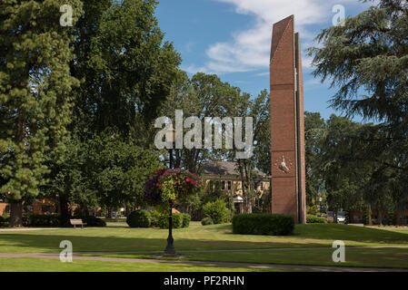 NEWBERG, Oregon le 15 août 2017, sur le campus de l'Université George Fox, avec le Tour du Centenaire en bonne place en vue, Banque D'Images