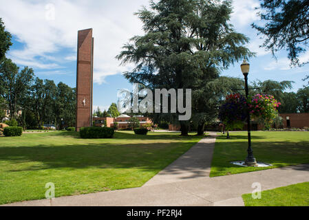 NEWBERG, Oregon le 15 août 2017, sur le campus de l'Université George Fox, avec le Tour du Centenaire en vue, parmi une grande pelouse. Banque D'Images