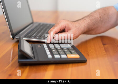 L'homme faisant sa comptabilité, conseiller financier. Banque D'Images
