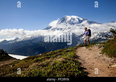 WA14713-00...WASHINGTON - le randonneur dans Tatoosh Range avec le Mont Rainier dans la distance, Mount Rainier National Park. (MR N° S1) Banque D'Images