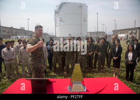 Les opérations de carburant de ligne de vol du quartier général et de l'escadron du quartier général à la base aérienne du corps des Marines d'Iwakuni, au Japon, ont reçu le prix de l'American Petroleum Institute le 2 mai 2016. Le prix a reconnu l'installation comme la plus remarquable du corps des Marines. L'escadron assure l'entreposage, la manutention et la distribution appropriés du carburant d'aviation afin de soutenir des opérations de vol sécuritaires et efficaces et de maintenir l'état de préparation opérationnelle. Banque D'Images