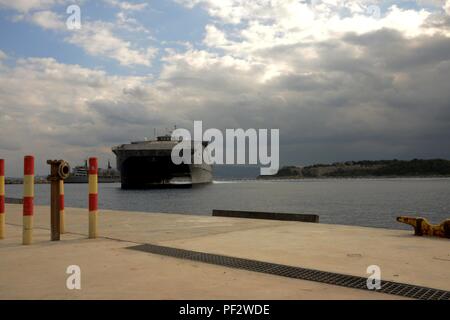 151230-N-IL474-086 La baie de Souda, la Grèce (31 déc. 30, 2015) - l'armée expéditionnaire de la commande de Transport Maritime Transport Rapide, navire USNS Choctaw Comté (T-EPF 2), arrive dans la baie de Souda pour un service au port 30 décembre 2015. Choctaw comté est la deuxième des 10 navires conçu pour un commerce intra-théâtre transport de troupes et de matériel militaire. (U.S. Photo par Marcel Gauchet marine Heather/libérés) Banque D'Images