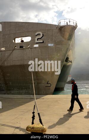 151230-N-IL474-170 La baie de Souda, la Grèce (31 déc. 30, 2015) - La base navale américaine de la baie de Souda Opérations portuaires vérifiez les travailleurs les amarres sur l'armée expéditionnaire de la commande de Transport Maritime Transport Rapide, navire USNS Choctaw Comté (T-EPF 2), après son arrivée dans la baie de Souda pour un service au port 30 décembre 2015. Choctaw comté est la deuxième des 10 navires conçu pour un commerce intra-théâtre transport de troupes et de matériel militaire. (U.S. Photo par Marcel Gauchet marine Heather/libérés) Banque D'Images