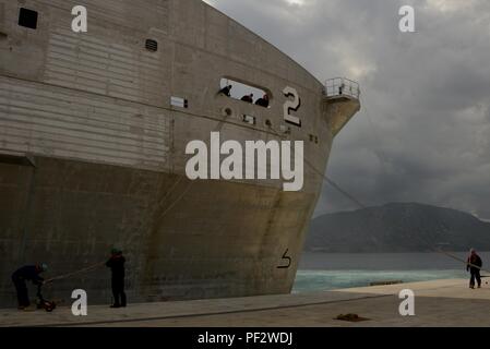 151230-N-IL474-182 La baie de Souda, la Grèce (31 déc. 30, 2015) - l'exploitation des ports d'amarrage sécurisé les travailleurs sur l'armée expéditionnaire de la commande de Transport Maritime Transport Rapide, navire USNS Choctaw Comté (T-EPF 2), après son arrivée dans la baie de Souda pour un service au port 30 décembre 2015. Choctaw comté est la deuxième des 10 navires conçu pour un commerce intra-théâtre transport de troupes et de matériel militaire. (U.S. Photo par Marcel Gauchet marine Heather/libérés) Banque D'Images