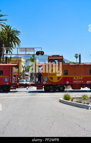 4/28/2018 Fillmore Ca. - Train à vapeur et d'un fourgon de traverser la route au centre-ville de Fillmore. Banque D'Images