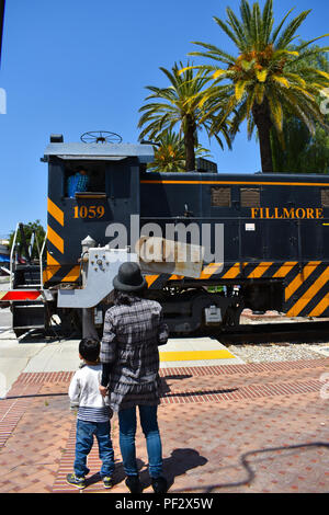 4/28/2018 Fillmore Ca. - Train à vapeur et d'un fourgon de traverser la route au centre-ville de Fillmore. Banque D'Images