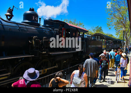 4/28/2018 Fillmore Ca. - Train à vapeur et d'un fourgon de traverser la route au centre-ville de Fillmore. Banque D'Images