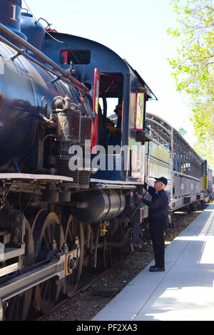 4/28/2018 Fillmore Ca. - Train à vapeur et d'un fourgon de traverser la route au centre-ville de Fillmore. Banque D'Images