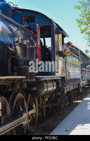 4/28/2018 Fillmore Ca. - Train à vapeur et d'un fourgon de traverser la route au centre-ville de Fillmore. Banque D'Images