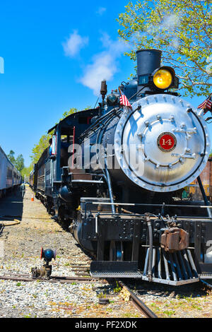 4/28/2018 Fillmore Ca. - Steamfest au Fillmore gare avec des trains à vapeur prête à partir de la gare. Banque D'Images