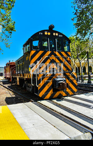 4/28/2018 Fillmore Ca. - Un moteur switcher quitte la gare tirant des voitures pendant le Steamfest. Banque D'Images