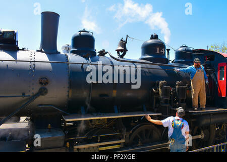 4/28/2018 Fillmore Ca. - Une locomotive à vapeur est vérifié par la vapeur d'ingénieurs avant de partir de la gare. Banque D'Images