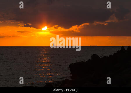 Bateau de plaisance est un port à la voile dans le golfe de Riga dans une lumière au coucher du soleil, en août Banque D'Images