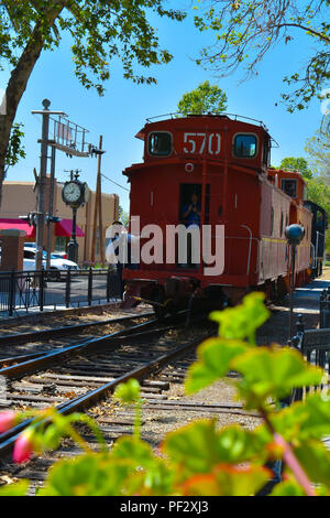 4/28/2018 Fillmore Ca. - Le Train au départ de la gare à Fillmore Ca. Banque D'Images