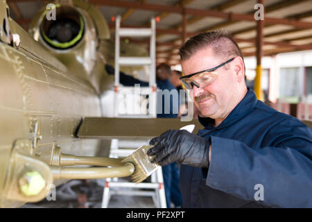 Bell UH-1C Iroquois est un hélicoptère utilitaire militaire introduit pendant la guerre du Vietnam et communément connu sous le nom de Huey. Les membres du 913th maintenance Squadron repeignent l'avion à Jacksonville, Arkansas, le 9 octobre 2015, avant son retour au musée d'histoire militaire de Jacksonville. L'image d'archives documente le personnel électrique et de restauration qui soutient les travaux de préservation. Banque D'Images