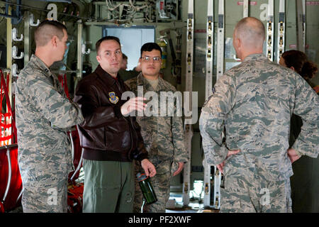 Le sergent-chef de l'US Air Force. Kevin Cruz, arrimeur affecté au 50ème escadron de transport aérien, explique comment charger les palettes sur un C-130J Super Hercules lors d'une mission d'immersion pour environ 30 aviateurs du 19e et 913e Escadrons de soutien de la Force à la base aérienne de Little Rock, Ark., Février 19, 2016. Le matin à l'événement s'est tenu à montrer les membres du SFS, dont la fonction principale est le soutien du personnel, comment leurs efforts appuyer la mission C-130. (U.S. Air Force photo par le Sgt. Jeff Walston/libérés) Banque D'Images