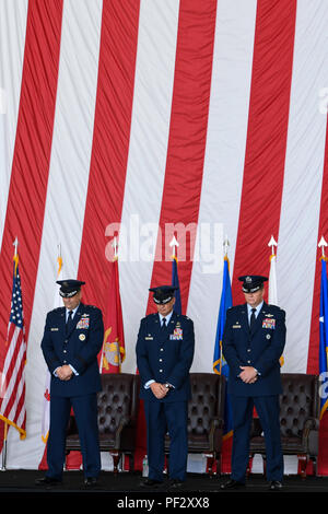 Le major-général Christopher Bence, le colonel Frederick D. Thaden et le Colonel Neil R. Richardson pause pour l'invocation lors de la cérémonie de passation de commandement à Joint Base McGuire-Dix-Lakehurst, New Jersey, le 19 juin 2017. Thaden a quitté le commandement de Joint Base LDM et la 87e Escadre de la Base Aérienne de Richardson, Bence, United States Air Force aérienne expéditionnaire commandant Centre a présidé la cérémonie. Banque D'Images