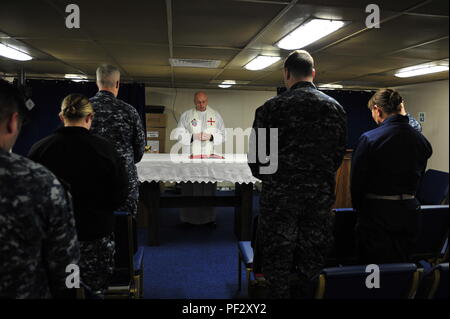 NEWPORT NEWS, Virginie (janv. 27, 2016) -- La Cmdr. Christopher S. Fronk, aumônier de la commande USS George H. W. Bush (CVN 77), fournit l'unité Pre-Commissioning du Gerald R. Ford (CVN 78) Première Messe Catholique au cours d'une visite à l'intérieur du navire. Commande de Ford Département des ministères religieux vise à faciliter la libre pratique de la religion pour tous les marins. (U.S. Photo par marine Spécialiste de la communication de masse Seaman Apprentice Joshua Murray) Banque D'Images