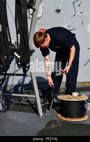 171031-N-BK384-044 MER MÉDITERRANÉE (oct. 31, 2017) Seaman Andrew Graham, de Jacksonville, Floride, remplace les lignes de la drisse sur l'aileron de passerelle à bord du San Antonio-classe de transport amphibie USS dock San Diego (LPD 22) Le 31 octobre 2017. San Diego est déployée avec l'Amérique latine groupe amphibie et le 15e Marine Expeditionary Unit à l'appui de la sécurité maritime et le théâtre de la coopération en matière de sécurité dans les efforts dans la sixième flotte américaine zone d'opérations. (U.S. Photo par marine Spécialiste de la communication de masse de la classe 3ème Justin A. Schoenberger/libérés) Banque D'Images