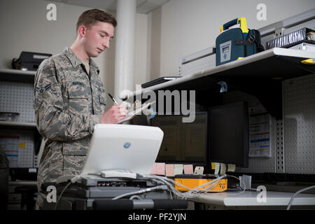 Navigant de première classe Derrek Martinez, 374e Groupe médical biomedical réparateur, effectue une inspection régulière sur une machine électro cardiogramme, le 14 février 2018, à Yokota Air Base, le Japon. Les inventaires MERC, installe, inspecte, répare et étalonne l'équipement nécessaire de fauteuils dentaires et de l'état des moniteurs aux machines critiques tels que X-Ray et le matériel chirurgical. (U.S. Photo de l'Armée de l'air par la Haute Airman Donald Hudson) Banque D'Images