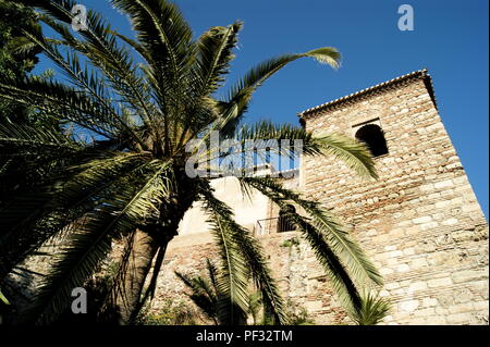 La magnifique et historique Alcazaba, forteresse mauresque de la ville méditerranéenne espagnole, Malaga. Tours défensives avec palmiers au premier plan. Banque D'Images