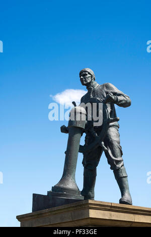 La statue commémorative de la marine marchande par Chris Wormald, au barrage de l'usine, South Shields, North East England, UK Banque D'Images