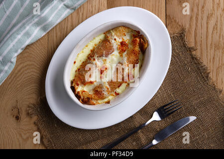 Crêpes farcies au jambon frit et couverte de fromage fondu Banque D'Images