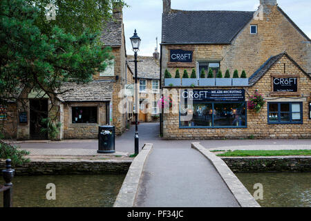 Bourton-on-the-water, UK - 8 août 2018 : Bourton-on-the-Water est un village dans la région rurale du sud de la région des Cotswolds Angleterre centrale Banque D'Images