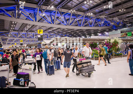 BANGKOK, THAÏLANDE - 16 mars 2018 : l'intérieur de l'aéroport de Suvarnabhumi. passagers attendent pour l'embarquement des passagers dans la zone de départ de l'Aéroport International S Banque D'Images