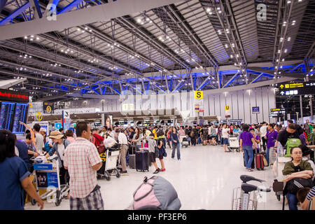 BANGKOK, THAÏLANDE - 16 mars 2018 : l'intérieur de l'aéroport de Suvarnabhumi. passagers attendent pour l'embarquement des passagers dans la zone de départ de l'Aéroport International S Banque D'Images