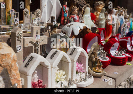 Affichage des prix touristiques religieux chrétiens des cadeaux souvenirs et bibelots alignés pour la vente sur mur à l'extérieur de la cathédrale de Saint Tryphon dans Kotor, Monténégro. Banque D'Images