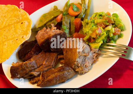 Carnitas Mexican plat fait à partir de porc aux nopales, le guacamole et les tortillas. Banque D'Images