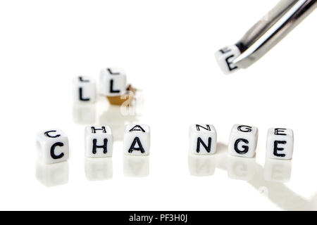 White cubes avec word challenge créer mot nouveau changement, le développement personnel et professionnel ou le défi vous-même concept, fond blanc avec Banque D'Images