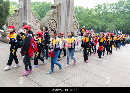 Nanjing, Jiangsu, Chine. Les écoliers chinois approchant le mausolée Sun Yat-sen. Banque D'Images