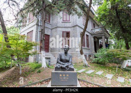 Nanjing, Jiangsu, Chine. Statue de Pearl Buck devant sa maison, Nanjing University Campus. Banque D'Images