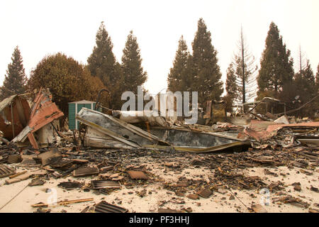 Accueil brûlé à la terre dans la récente tempête de feu feu sauvage à Redding en Californie. La fumée et des cendres dans l'air comme le feu continue de brûler plusieurs mi Banque D'Images