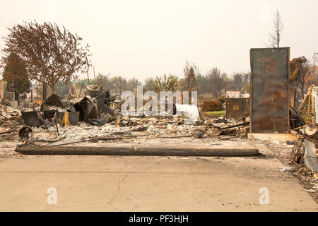 Accueil brûlé à la terre dans la récente tempête de feu feu sauvage à Redding en Californie. La fumée et des cendres dans l'air comme le feu continue de brûler plusieurs mi Banque D'Images