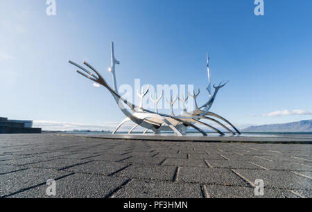 Reykjavik, Islande. 8 juin 2017 : Solfar (Sun Voyager) Sculpture, par Jón Gunnar Arnason, debout sur le front de mer de Reykjavik inspirer Banque D'Images