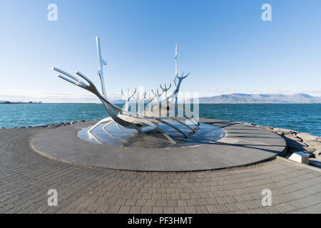 Reykjavik, Islande. 8 juin 2017 : Avis de Solfar (Sun Voyager) Sculpture, par Jón Gunnar Arnason, debout sur le front de mer de Reykjavik et inspiré par J Banque D'Images