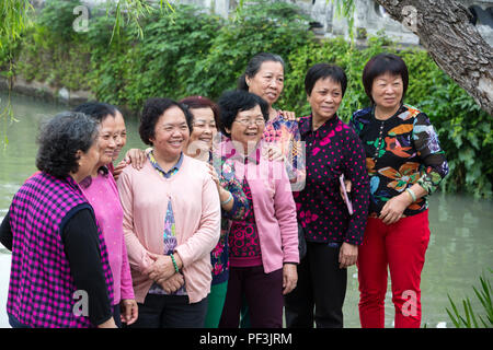 Yangzhou, Jiangsu, Chine. Les femmes posant pour une photo de groupe, mince West Lake Park. Banque D'Images