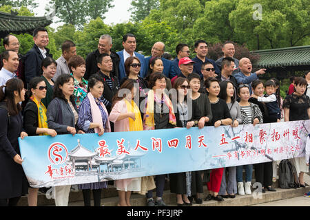 Yangzhou, Jiangsu, Chine. Posant pour une photo de groupe, mince West Lake Park. Banque D'Images