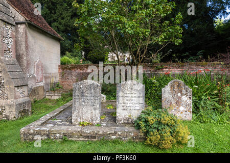Les pierres tombales de Jane Austen's mère et sa sœur Cassandra dans cimetière de l'église paroissiale de St Nicholas, Chawton, dans le Hampshire, dans le sud de l'Angleterre, Royaume-Uni Banque D'Images