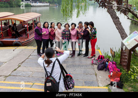 Yangzhou, Jiangsu, Chine. Slender West Lake Park, photo d'un groupe d'amis. Banque D'Images