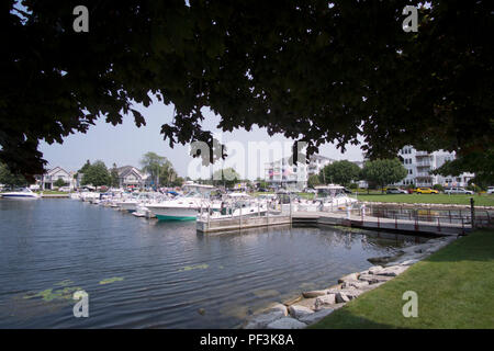 Bateaux amarrés dans la marina municipale de Ludington sur Pere Marquette Lac à Ludington, Michigan, USA. Banque D'Images